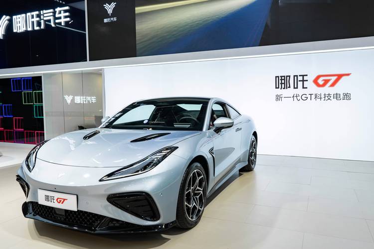 广州65哪吒汽车在智能汽车领域的表现，领途汽车在新能源汽车市场中的影响力